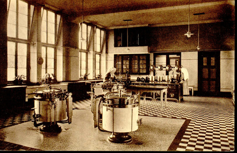 6417 PBKR1238 De nieuwe keuken van het R.K. Ziekenhuis aan de Blekerstraat, met zicht op het hoofdaltaar. Het oude ...