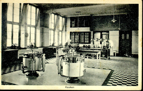 6418 PBKR1239 De nieuwe keuken van het R.K. Ziekenhuis aan de Blekerstraat, met zicht op het hoofdaltaar. Het oude ...