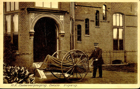 6419 PBKR1240 Het oude gedeelte uit 1902 van het R.K. ziekenhuis aan de Blekerstraat. Dat was aangebouwd aan twee ...