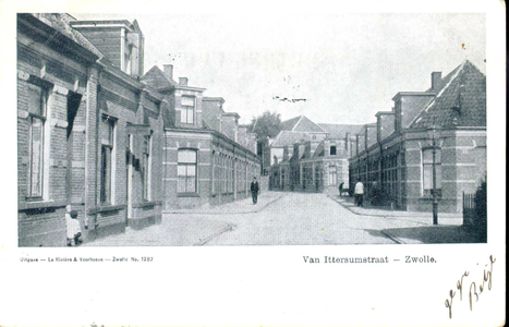 6425 PBKR1785 Gezicht vanuit de Van Ittersumstraat in zuidelijke richting nabij de kruising met de Groeneweg in 1900. ...