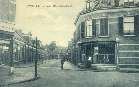 6427 PBKR1787 Gezicht vanuit de Van Ittersumstraat in zuidelijke richting nabij de kruising met de Molenweg, ca. 1900. ...