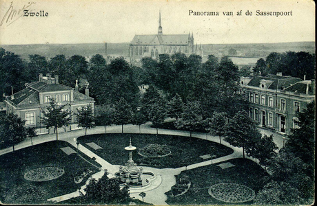 6457 PBKR2358 Gezicht vanaf de Sassenpoort op de panden Van Nahuijsplein 5, 6, 7 en 12 (in 1862 gebouwd door aannemer ...