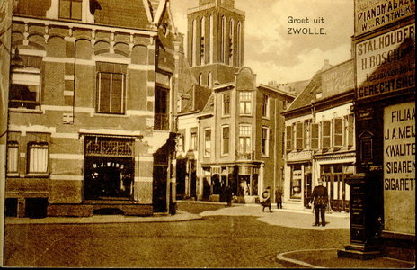 6470 PBKR2371 Gezicht op de kruising Kamperstraat - Luttekestraat, ca. 1925. Een politie agent regelt het verkeer (dat ...