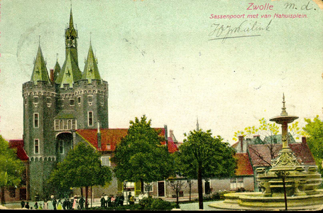 6493 PBKR2937 Sassenpoort na de restauratie 1894-1898 vanaf het van Nahuysplein gezien mét de fontein geplaatst 1893., ...