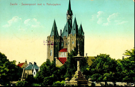 6494 PBKR2938 Sassenpoort gerestaureerd 1894-1898 ezien uit het Van Nahuijsplein over de fontein (geplaatst 1893), ...
