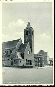 6532 PBKR0100 De Sint-Jozefkerk (gebouwd 1932-1933 door Johan H. Sluijmer sr.) aan de Assendorperstraat.Een deel van de ...