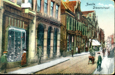 6590 PBKR0696 Gezicht in de Diezerstraat vanaf de Grote Markt, ca. 1915. Links het pand Diezerstraat 15 met een ...