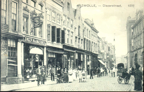 6591 PBKR0697 Gezicht op de gevels aan de noordzijde van de Diezerstraat in de richting van het Provinciehuis, ca. ...