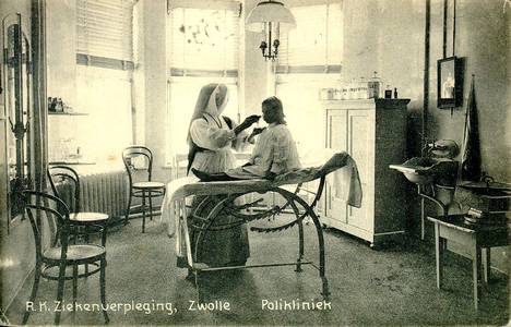 6603 PBKR1244 De polikliniek in het oude gedeelte uit 1902 van het R.K. ziekenhuis aan de Blekerstraat. Dat was ...