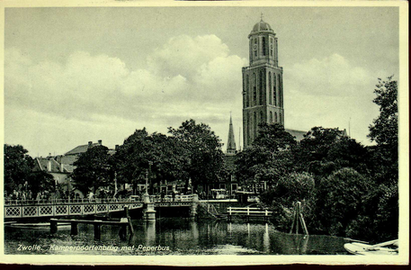 6654 PBKR1834 Gezicht vanaf de Harm Smeengekade (voorheen Beestenmarkt) op de Kamperpoortenbrug (stalen draaibrug, ...