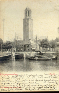 6670 PBKR1850 Gezicht vanaf de Beestenmarkt (tegenwoordig Harm Smeengekade) op de Kamperpoortenbrug met telefoonpaal. ...