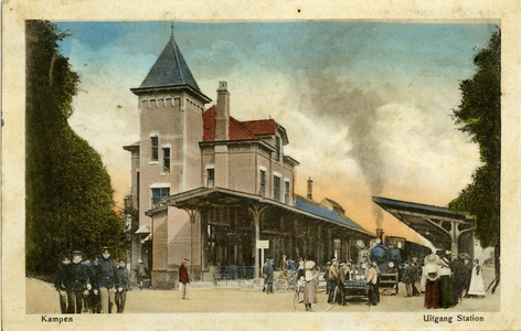 739 PBKR5961 Ingekleurde prentbriefkaart van station Kampen aan IJsselmuidense kant van de IJssel, gezien vanuit het ...