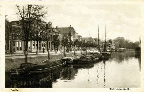 805 PBKR6569 Zwolle , Thorbeckegracht met binnenvaartschepen, gefotografeerd vanaf de Vispoortenbrug richting ...