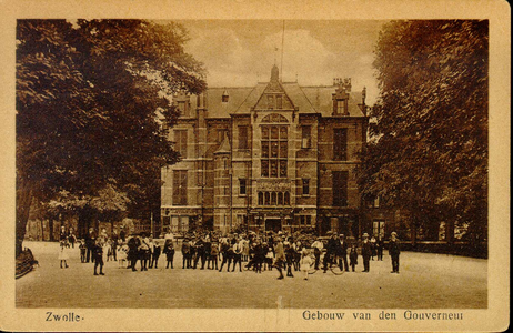 815 PBKR3694 Ter Pelkwijkpark 22 Gouverneurshuis uit het zuiden gezien met bomen vol in blad en een grote groep ...