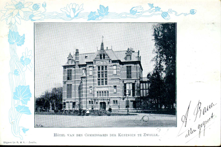 829 PBKR3708 Vooraanzicht uit het zuiden van het Gouverneurshuis. Bomen in blad, enkele kinderen zien toe. Afbeelding ...