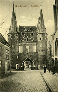960 PBKR6010 De Broederpoort aan de stadskant. Het is een van de drie overgebleven Kamper stadspoorten. De Broederpoort ...