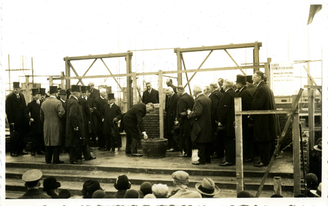 987 PBKR6580 Zwolle : Eerste steenlegging van de NH Jeruzalemkerk aan de Molenweg in Assendorp, op 30 april 1932. De ...