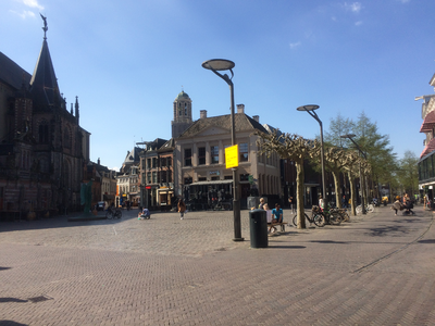 117 De Grote Markt in Zwolle op donderdag 9 april 2020 om 14:32 uur, 09-04-2020