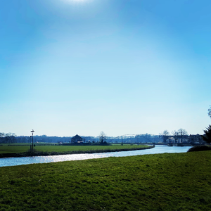 46 Uitzicht op de Blauwe Bogen brug vanaf het dijkje bij de Bellingeweer te Dalfsen, 31-03-2020