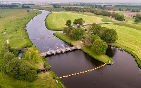 495 Luchtfoto van het Waterschap Drents Overijsselse Delta van een met gele drijvers afgezette Vechterweerd bij ...