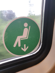502 Sticker op het raam in de trein van Deventer naar Zwolle, met aanwijzingen waar passagiers mogen zitten, 08-06-2020