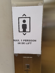507 Mededeling bij de lift op de locatie Deventer van het Historisch Centrum Overijssel met opschrift: 'Max. 1 persoon ...