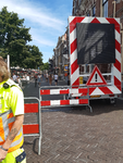 513 De toegang tot de Melkmarkt bij de Jufferenwal in Zwolle is afgesloten met dranghekken en beveiligingsmedewerker, ...