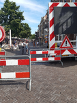 514 De toegang tot de Melkmarkt bij de Jufferenwal in Zwolle is afgesloten met dranghekken en beveiligingsmedewerker, ...
