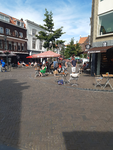 517 De terrassen op het Gasthuisplein gezien vanaf de Nieuwe Markt in Zwolle zijn weer open, 01-06-2020