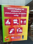 519 Poster met voorzorgmaatregelen die genomen worden in winkelcentrum De Dobbe in de Aa-landen in Zwolle, 03-06-2020