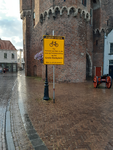 522 Tijdelijk verkeersbord bij de Sassenpoort in Zwolle met opschrift Alleen-samen. Tip: parkeer uw fiets in de pop-up ...