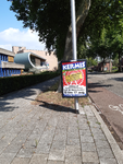 580 Aanplakbiljet op een bord langs de Van Wevelinkhovenstraat in Zwolle met de aankondiging van een Corona proof ...