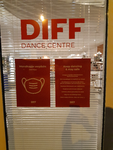 608 Affiches op de ramen van DIFF Dance Centre met betrekking tot de maatregelen die genomen worden, 25-11-2020