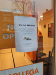 611 Mededeling op het raam van Brainwash aan de Assendorperstraat in Zwolle met betrekking tot de tweede lockdown voor ...