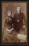 1820 -11 Portret van een man en een vrouw. Man steekt zijn rechterhand in zijn jas., 01-01-1885 - 01-01-1915
