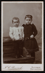 1821 -4 Portret van twee kinderen, jongen en meisje., 01-01-1891 - 01-01-1919