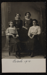 1023 Vier vrouwen, leerlingen aan de Vrouwenarbeidschool, poseren. Afgedrukt als ansichtkaart., 1914-10-01