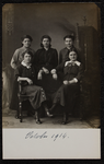 1024 Vijf vrouwen, leerlingen aan de Vrouwenarbeidschool, poseren. Afgedrukt als ansichtkaart., 1914-10-01