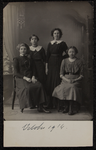 1025 Vier vrouwen, leerlingen aan de Vrouwenarbeidschool, poseren. Afgedrukt als ansichtkaart., 1914-10-01