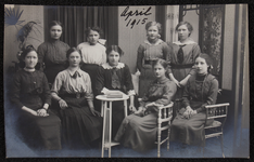 1026 Negen vrouwen, leerlingen aan de Vrouwenarbeidschool, poseren. Afgedrukt als ansichtkaart., 1915-04-01
