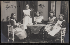 1027 Vijf vrouwen, leerlingen aan de Vrouwenarbeidschool, poseren met handwerken. Afgedrukt als ansichtkaart., 1915-04-01