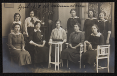 1028 Tien vrouwen, leerlingen aan de Vrouwenarbeidschool, afdeling Kostuumnaaien, poseren. Afgedrukt als ansichtkaart., ...