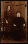 1040 Twee vrouwen, leraressen aan de Vrouwenarbeidschool, Lingerieafdeling, poseren. Afgedrukt als ansichtkaart., 1921-10-01