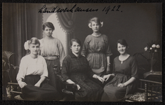 1041 Vijf vrouwen, leerlingen aan de Vrouwenarbeidschool, Handwerkcursus, poseren. Afgedrukt als ansichtkaart., 1922-01-01