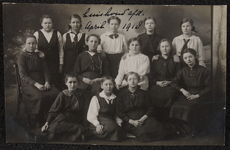 1044 Dertien vrouwen, leerlingen aan de Vrouwenarbeidschool, Huishoudafdeling. Afgedrukt als ansichtkaart., 1918-04-01