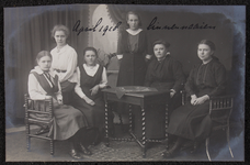 1045 Zes vrouwen, leerlingen en lerares aan de Vrouwenarbeidschool, afdeling Linnennaaien. Afgedrukt als ansichtkaart., ...