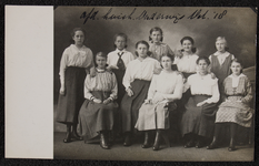 1046 Tien vrouwen, leerlingen aan de Vrouwenarbeidschool, afdeling Huishoudonderwijs. Afgedrukt als ansichtkaart., 1918-10-01
