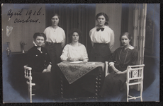 1049 Vijf vrouwen, leerlingen aan de Vrouwenarbeidschool, Cursus ?. Afgedrukt als ansichtkaart., 1916-04-01