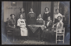 1052 Negen vrouwen, leerlingen en lerares aan de Vrouwenarbeidschool, Afdeling ?. Afgedrukt als ansichtkaart., 1915-10-01