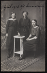 1055 Drie vrouwen, leerlingen aan de Vrouwenarbeidschool, Afdeling Linnennaaien. Afgedrukt als ansichtkaart., 1916-04-01